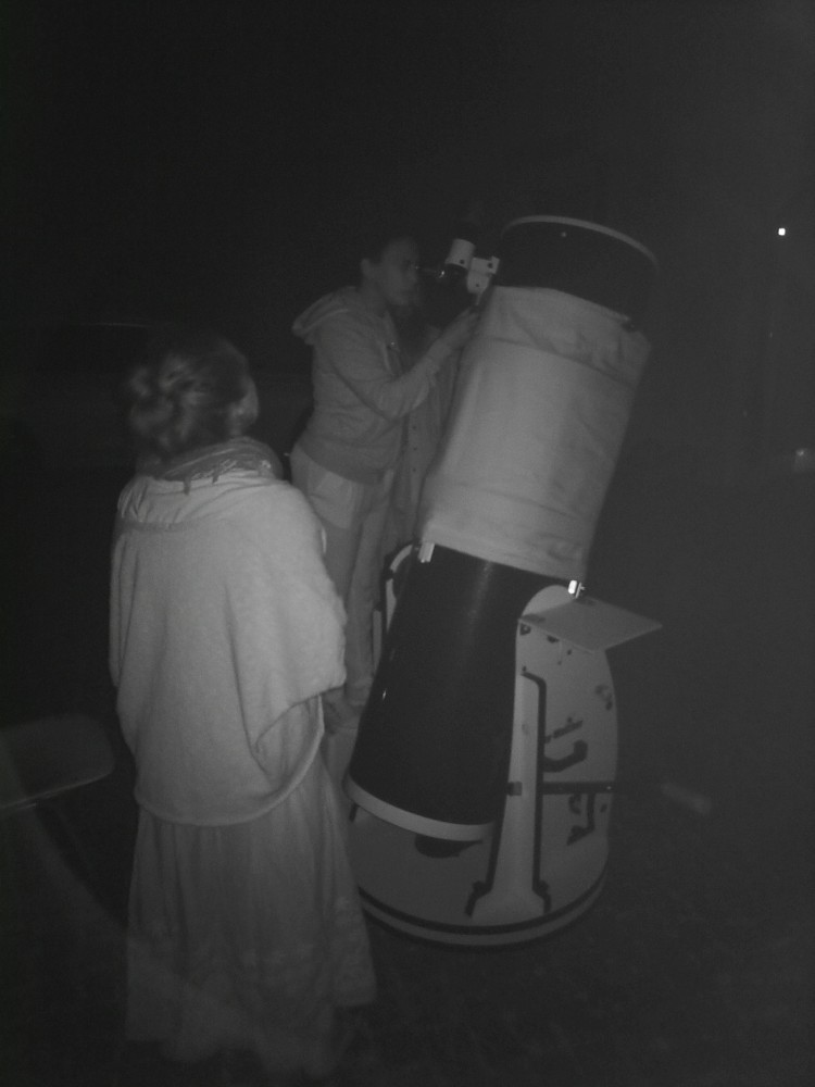 Die Besucher der Earth Night bewundern Himmelsobjekte durch die Teleskope.