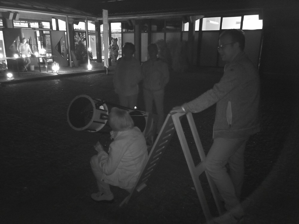 Die Besucher der Earth Night bewundern Himmelsobjekte durch die Teleskope.